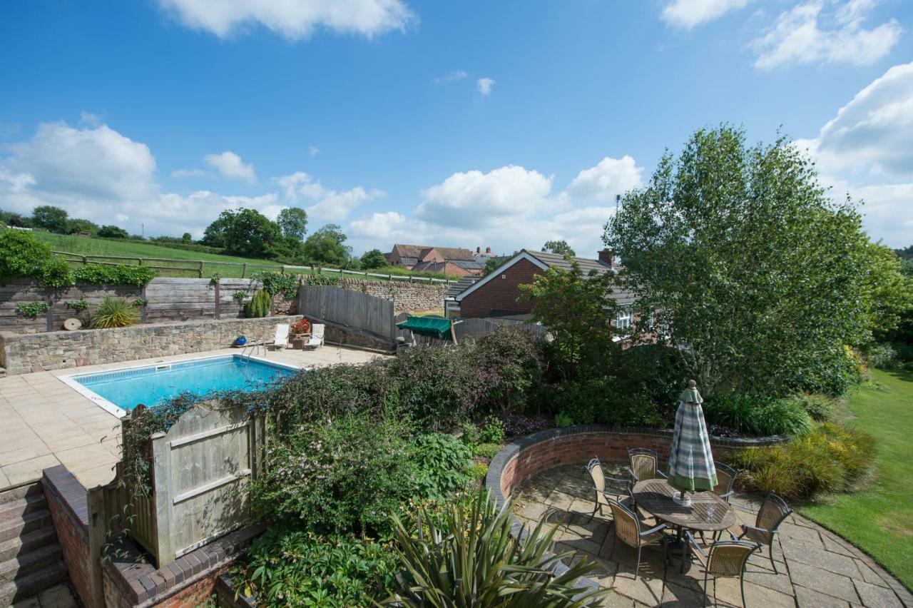 Moreton Hall Farm Bed and Breakfast Newport  Eksteriør billede