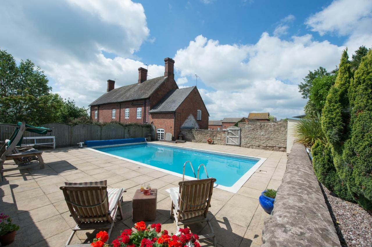 Moreton Hall Farm Bed and Breakfast Newport  Eksteriør billede